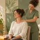 Illustration d’un massage doux des épaules, pratiqué sur une personne habillée