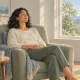 Illustration d’une personne assise confortablement et prenant un temps calme près d’une fenêtre